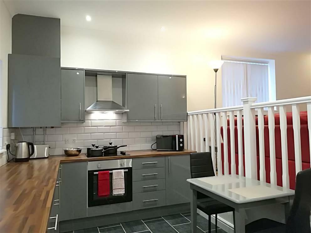 2 Bedroom Modern Apartment, Uplands, Суонси Экстерьер фото